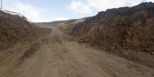 Erzurum-Tekman karayolunda yaşanan heyelan ulaşımı aksatıyor