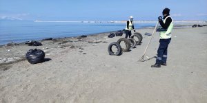 Belediye ekipleri Van Gölü sahilinde temizlik yaptı