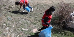Türk Kızılay gönüllüleri, tarihi İshak Paşa Sarayı çevresini çöplerden arındırdı