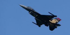 Solo Türk'ün Van Gölü semalarındaki gösterisi nefes kesti