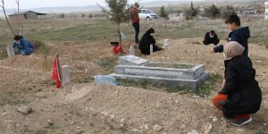 Virüsten aynı aileden 5 kişi 20 gün içinde vefat etti, çocukları herkesi uyardı