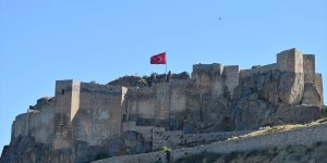 Tarihi Pertek Kalesi mavi suların ortasında ziyaretçilerini bekliyor