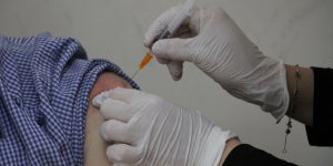 Elazığ'da aşı timleri sahada, görüştükleri herkesi ikna edip yerinde aşısını yapıyor