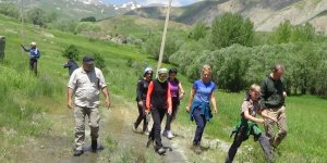 Alman turistler Berçelan Yaylası'nı gezip, Mar Şalita Kilisesi'ni ziyaret etti