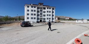 Baskil Kaymakamı Yılmaz, inşası süren emniyet lojmanında inceleme yaptı