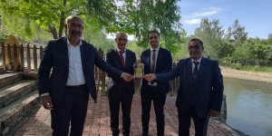 36 yılını eğitime adayan müdür, onur belgesiyle emekli oldu