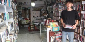 Yaşıtları dijital dünyada kaybolan genç, okuduğu kitaplarla sahaf açtı
