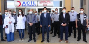 Yaralı halde getirildiği hastanede 6 kişiyi darp etti