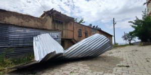 Tunceli'de fırtına çatıları uçurdu, hayvanları telef etti