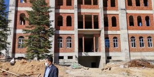 Baskil Kaymakamı Yılmaz, Hükümet Konağı inşaat alanında incelemede bulundu