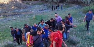 Van'da kayalıklardan düşerek yaralanan vatandaşı ekipler kurtardı