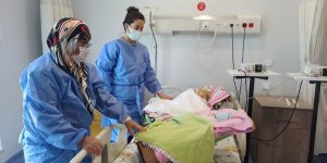 Koronaya yakalanan ikizler annesine kavuştu