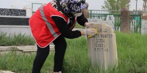 Ağrı'da Kızılay gönüllüleri mezarları onarıp çevre temizliği yaptı
