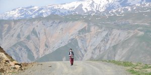 Hakkarili İsa, uzaktan eğitime katılabilmek için her gün 2 kilometre yürüyor