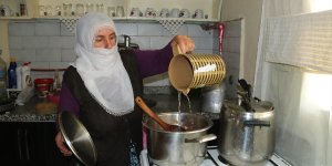 Vanlı kadınlar evlerinde hazırladıkları yemekleri ihtiyaç sahipleriyle paylaşıyor