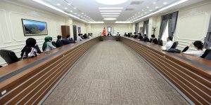 Rektör Elmastaş doktorasını tamamlayanlarla bir araya geldi