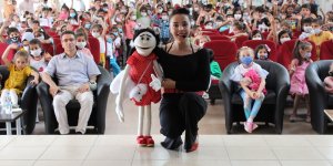 Ağrı'da ilk defa kukla gösterisi izleyen çocuklar doyasıya eğlendi