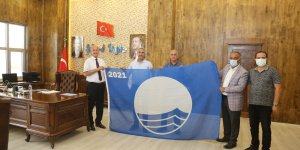 Başkan Akman, 4. kez hak kazanılan 'Mavi Bayrağı' teslim aldı