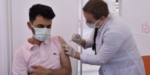 Ahlat'ta kurulan çadırda randevusuz korona virüs aşısı