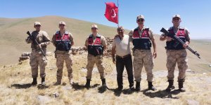 Sarıkamış'ta jandarma şehitliklerin bayraklarını değiştirdi