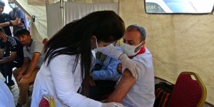 Yüksekova'da randevusuz aşı çadırına yoğun ilgi