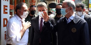 Milli Savunma Bakanı Akar'a Malatya'daki esnaf ziyaretinde yoğun ilgi