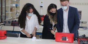 Erzincan'daki üniversite öğrencileri karantinadaki Kovid-19 hastalarının takibi için akıllı bileklik üretti