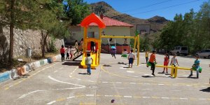 Keban'da bir okulun bahçesine oyun parkı yapıldı