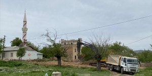 Baskil'de hasarlı evlerin yıkımı sürüyor