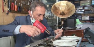 Yarım asırlık plakçalar ve gramofonları tamir ederek ilk günkü haline getiriyor