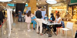 Aqua Florya Alışveriş ve Yaşam Merkezi'nde ziyaretçiler için aşı standı kuruldu