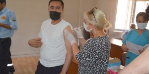 Hakkari Belediyesi personeli korona virüs aşısı oldu