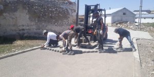 Horasan'da mahallelere kilitli taş çalışması