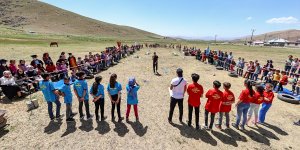 Van'ın İran sınırındaki köyde öğrenciler, mezuniyet kutlamasını 'Survivor' parkurunda yarışarak yaptı