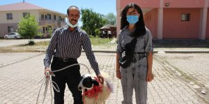 Muhtarlardan okul birincisi olan öğrenciye kuzu