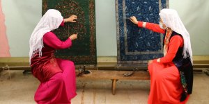 Kırgız kadınların ilmek ilmek dokuduğu özel motifli halılar yurt dışına gönderiliyor