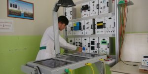 Güneş enerjisi ve kendi yazılımlarıyla okul giriş kapısını otomatik yaptılar