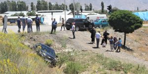 Sulama kanalına uçan araçtan yolcular yara almadan kurtuldu