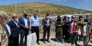 Bingöl'deki depremde şehit olan güvenlik korucusu mezarı başında anıldı