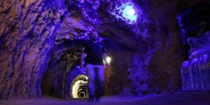 420 metre uzunluğundaki tünel lokantaya, yemeğe değil, serinlemeye geliyorlar