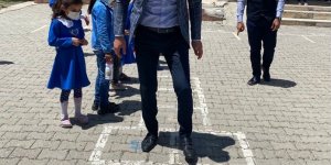 Ağrı Milli Eğitim Müdürü Tekin, kız öğrencilerle çizgi oyununu oynadı