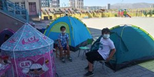 Pandemi döneminde evde sıklan çocuklar çadırda ders işledi