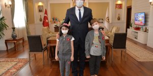 Matematik yarışmasında dünya şampiyonu olan minik öğrenciler Erzurum Valisi Memiş'i ziyaret etti
