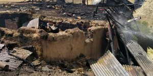 Baskil'in Konacık köyündeki bir ev, çıkan yangında kullanılamaz hale geldi