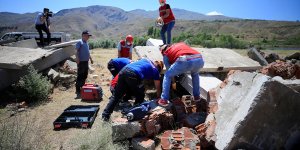 Elazığ'da öğretmenlerden oluşan AKUB ekibinden gerçeği aratmayan deprem tatbikatı