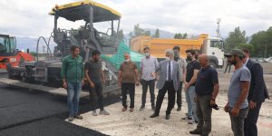 Okul bahçelerindeki tören alanları sıcak asfalt ile kaplanıyor