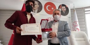 'Hayat Eve Sığar' fotoğraf yarışmasında birinci olan Muhammed Atiş fotoğraf makinesiyle ödüllendirildi
