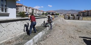 Erzincan'da imarlaşmanın başladığı kısımlarda kaldırım çalışmaları sürüyor