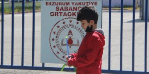 Sınavda olan ablasını dakikalarca kapı önünde bekledi