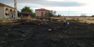 Baskil'de cami bahçesinde çıkan yangın söndürüldü